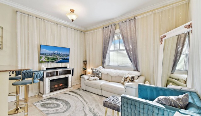 Adorable Hyde Park Apartment w/Parking & Gym