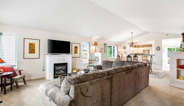 Adorable island home with beach access, tennis courts, backyard, WiFi & W/D