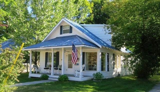 Adorable Lake Street Cottage~5th bedroom/bath option ~ Walk to town ~ Bikes!