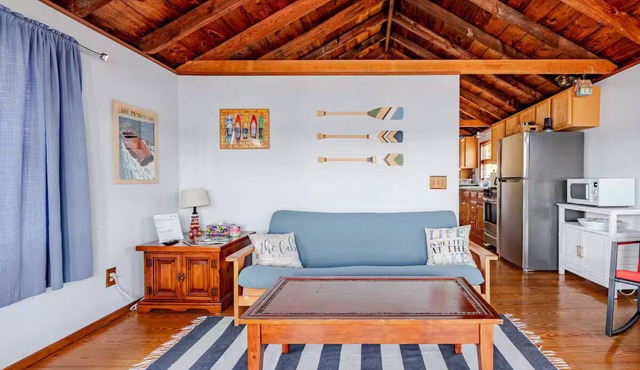 Adorable Lakefront 1 bd guest house