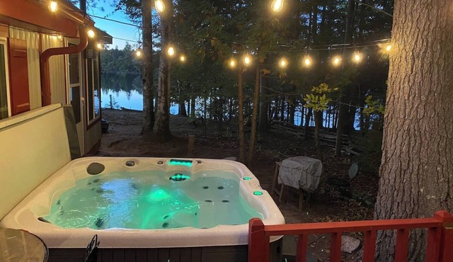 Adorable Lakefront Cabin with HOT TUB!