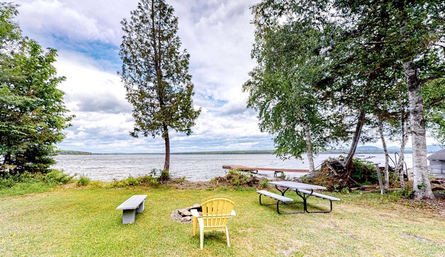 Adorable lakefront getaway with private beach, dock & wood stove