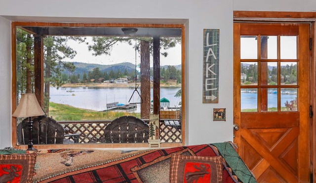 Adorable LAKEFRONT cabin! VIEWS! HOT TUB! Slopes & Village!