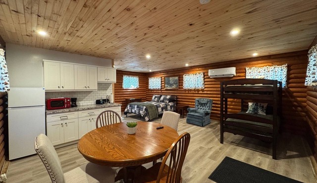 Adorable log cabin on back country road with peace, quiet, all amenities of home