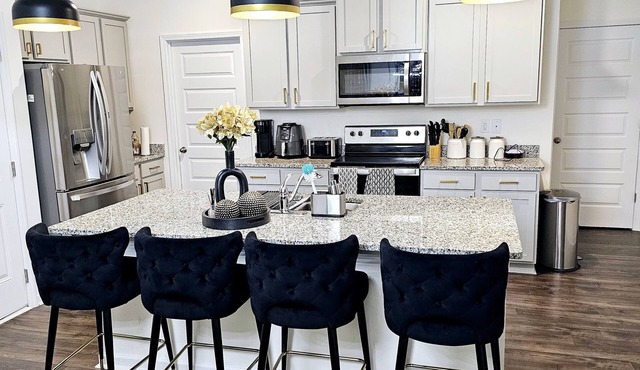 Adorable & Luxurious Happy Haven with queen bed.Suitable for Professionals.