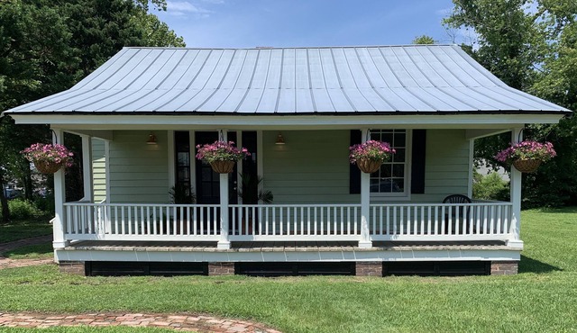 Adorable Main Street Cottage, Modern Couples Retreat