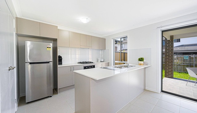 Adorable Modern 4 Br House Parking & Convenient