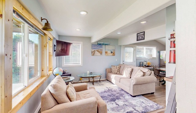 Adorable, nautical-themed home with a private hot tub & ocean views