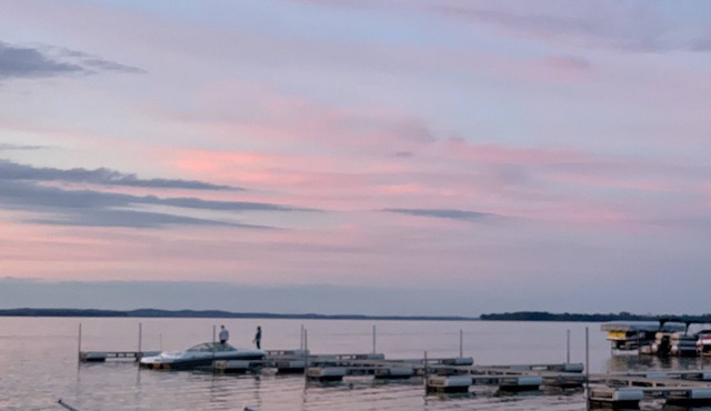 Adorable, Nautical Vibe Cottage w Lake Kosh Views & Close to all the FUN!