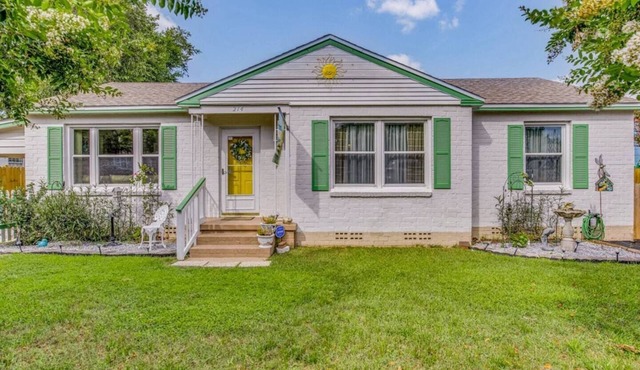 Adorable Navy Point Cottage – Perfectly Located!