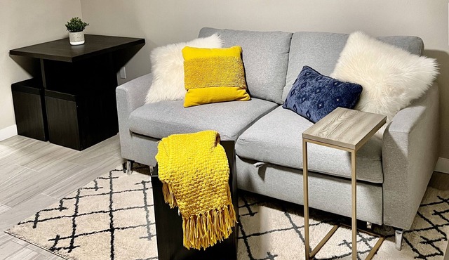 Adorable New 1 bedroom 5 minute to Airport and Shopping!