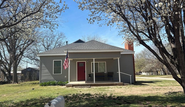 Adorable New Remodeled 3BR 2 BA quiet neighborhood!