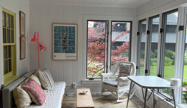 Adorable, newly renovated guest cottage on serene and beautiful Halls Bay.