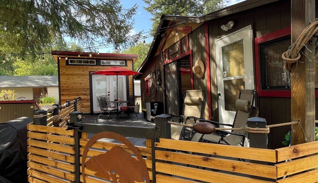 Adorable Newman Lake Tiny cabin & Bunkhouse steps to beach, WiFi, AC, Fireplace