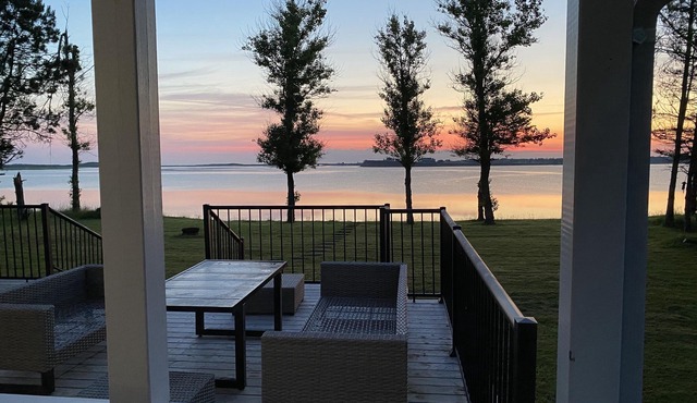 Adorable oceanfront 2 bedroom cottage plus bunkhouse - 15 min to Charlottetown