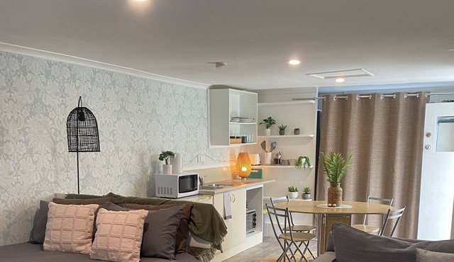 Adorable one bedroom open plan living cabin