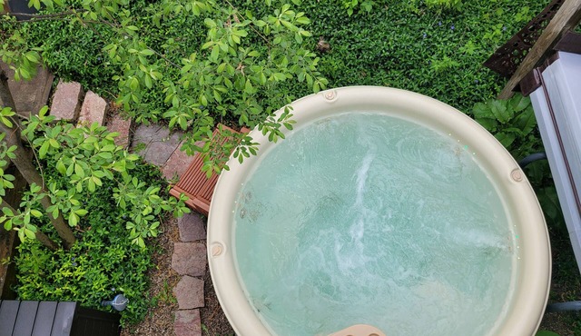Adorable peninsula cottage orchard with private hot tub - near vineyards