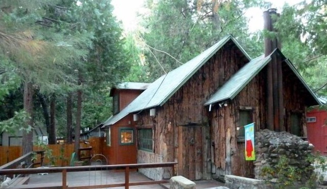 Adorable pet friendly cottage located in the Giant Sequoias!