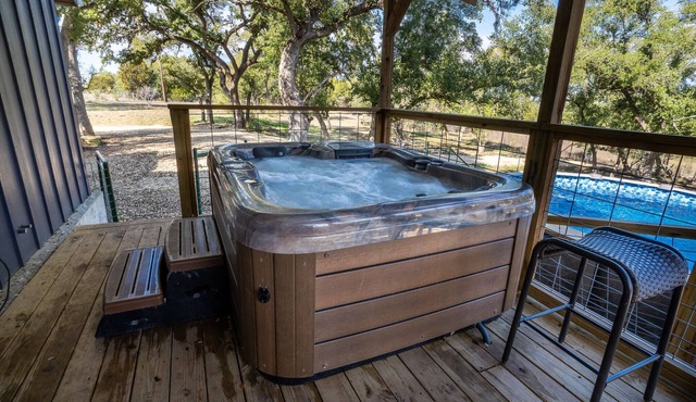 Adorable Pet Friendly Cottage with Private Pool, Hot Tub, and Fire Pit!