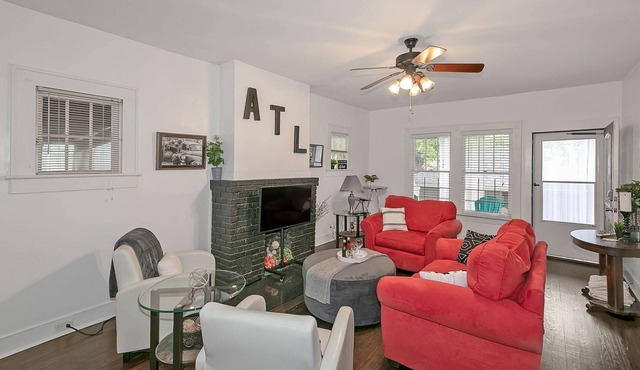 Adorable PET FRIENDLY/Walkable to everything you need/ Relax on porch/ fenced BY/ covered Parking