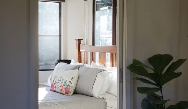 Adorable private creekside cabin with outdoor bath