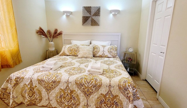 Adorable Private house 1 bedroom - FREE parking on premises