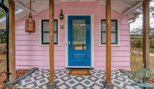 Adorable Private Tiny Home "The Pink House" in Downtown Mt. Dora! Pet Friendly