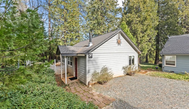 Adorable Quiet Country Cottage
