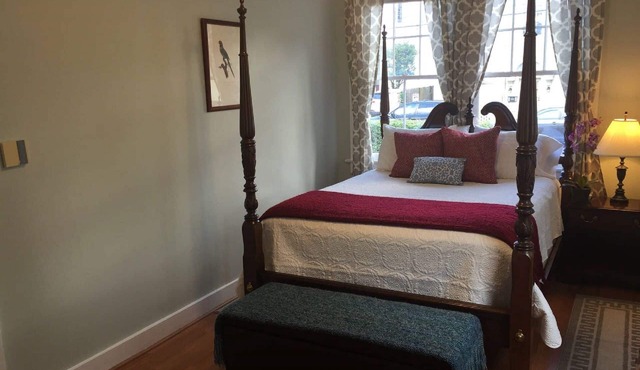 Adorable Quiet House Pvt Courtyard on Street Car Line