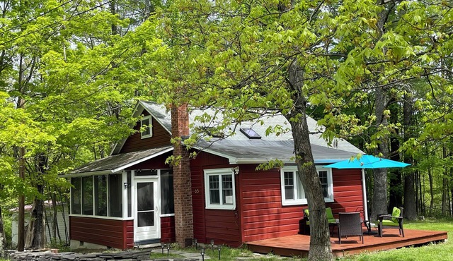 Adorable Red Cottage, walking distance to Woodstock