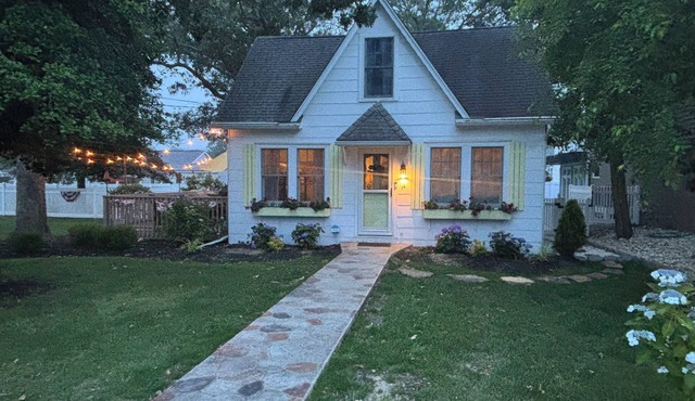 Adorable Renovated Cottage - Just steps from the Bay!
