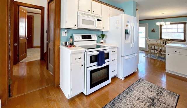 Adorable & Roomy Cottage - Near Downtown, Universities & Hedges-Boyer Park!