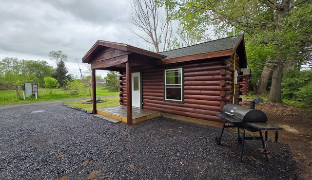 Adorable rustic cabin #4 with glamping charm in Waterloo!