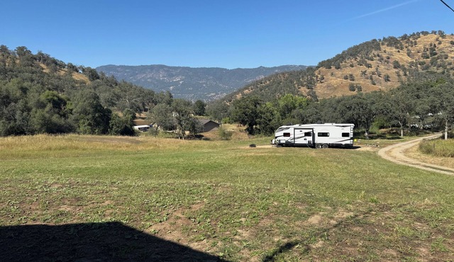 Adorable RV in the foothills just below Sequoia/Kings Canyon National Parks.