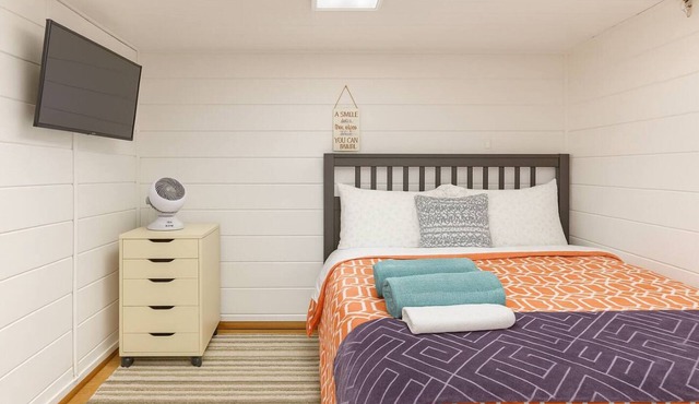 Adorable Self Contain Basement room with WiFi in charming Medford