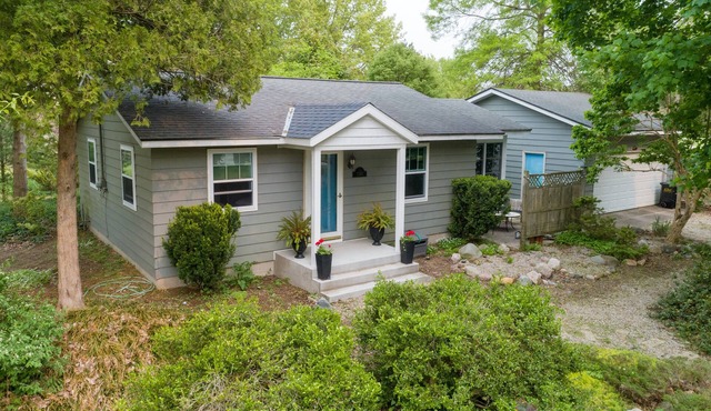 Adorable Southwest Michigan Cottage for Rent Near Inland Lake