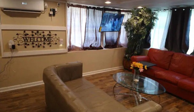 Adorable Spacious Apt with Private Entrance Close to Downtown Dallas