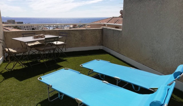 Adorable studio . between sky and sea .