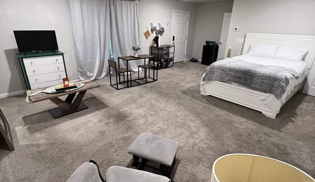 Adorable studio apartment with free parking