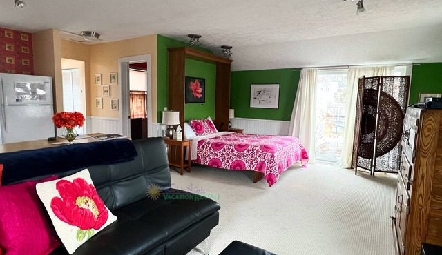 Adorable studio cottage in Suttons Bay. Air conditioning. Dog friendly.