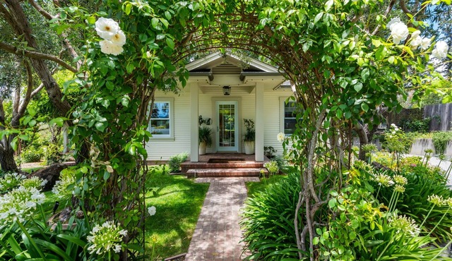 Adorable studio cottage on 3.5 acres in Napa