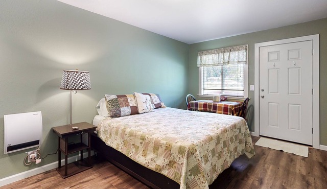 Adorable Studio Suite Near State Parks w/ Free WiFi, Microwave, and Minifridge!