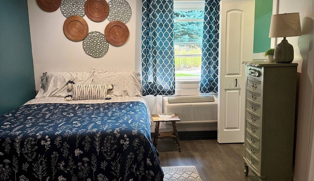 Adorable studio unit with full kitchen