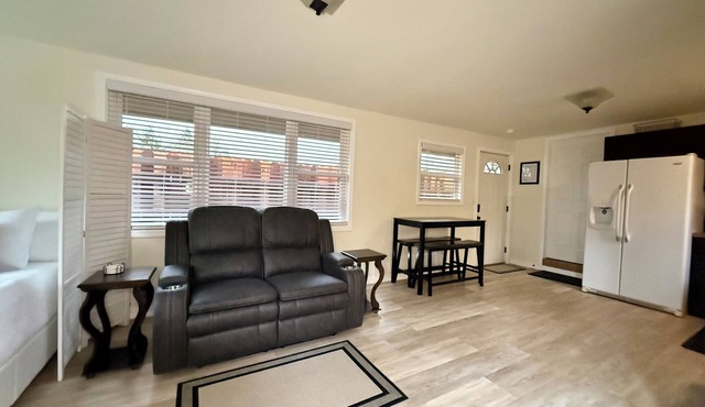 Adorable studio with full kitchen, bath, and laundry