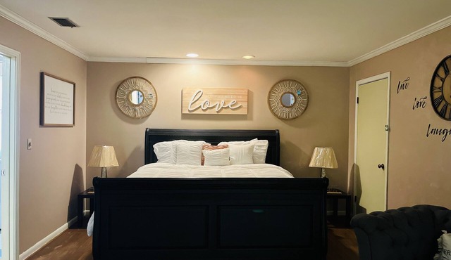 Adorable Studio with electrical fireplace