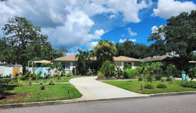 Adorable sunny priv. entrance suite & bathroom w/patio close to beach & center