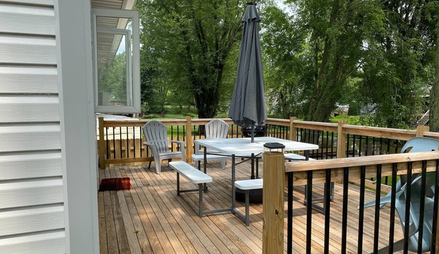 Adorable Thornapple Lake Cottage on Channel