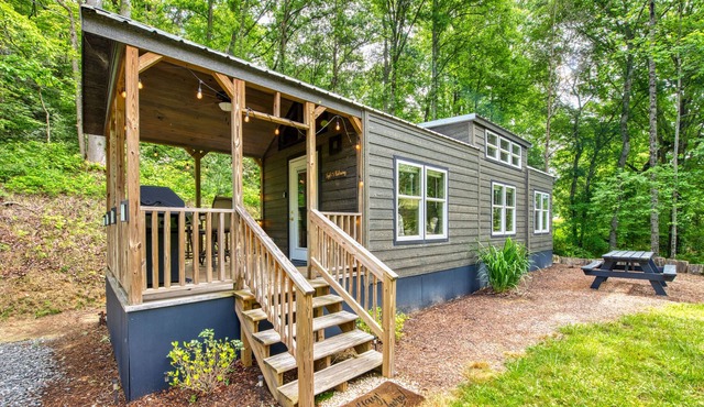 Adorable tiny bungalow with covered porch, gas grill, WiFi, loft & private W/D