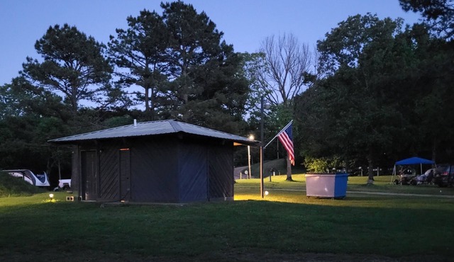 Adorable tiny cabin close to Illinois river