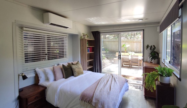 Adorable tiny house/cabin with private courtyard.